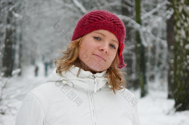 下雪天戴红帽子的女孩