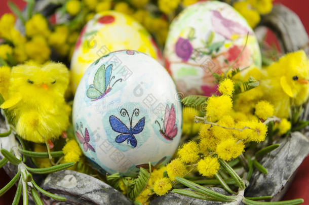 手工绘制的装饰复活节彩蛋在篮子里