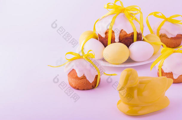 装饰复活节蛋糕和鸡蛋。