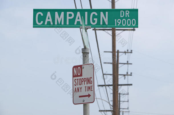 <strong>竞选</strong>驱动街道标志，不停车随时标志，CSU-多明格斯山，洛杉矶，加利福尼亚州