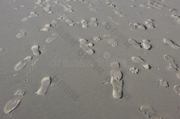 脚步声印在沙子上