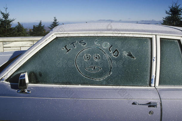 秋霜在天际线上的车窗上行驶，路线7a，山顶。 佛蒙特州的春分