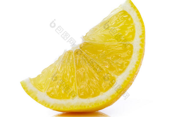 新鲜柠檬片分离在白色背景上
