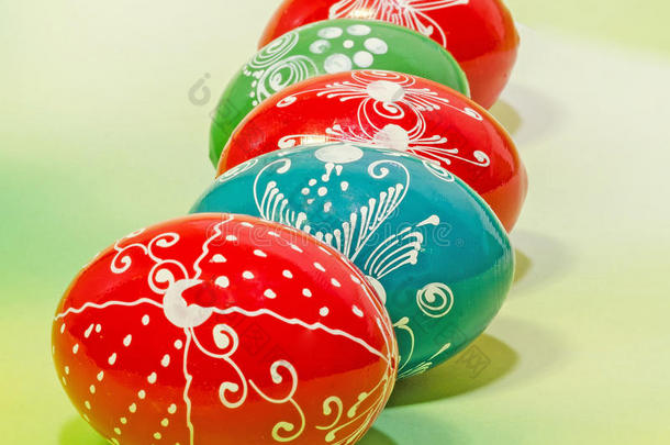 彩色绘画罗马尼亚传统复活节彩蛋，特写，渐变背景