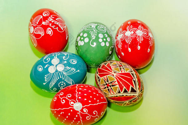 彩色绘画罗马尼亚传统复活节彩蛋，特写，渐变背景