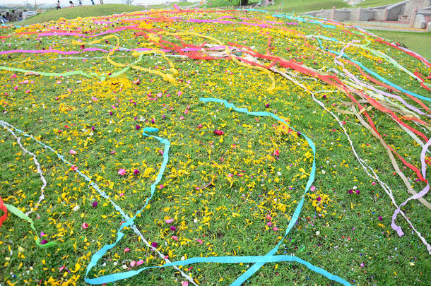 清明节的彩纸和花放在坟墓上
