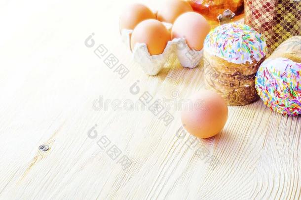 复活节鸡蛋和蛋糕在<strong>光晕</strong>中