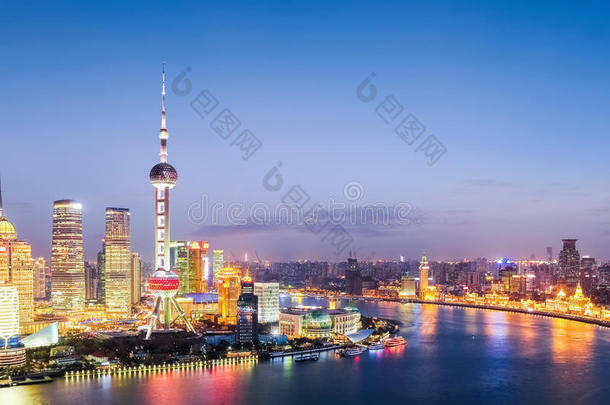 夜幕降临时，五颜六色明亮的上海