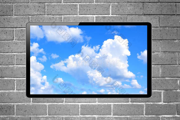 空白屏幕液晶电视，蓝天挂在墙上