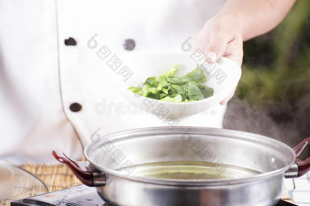 厨师在煮面条之前把蔬菜放在锅里<strong>烫伤</strong>