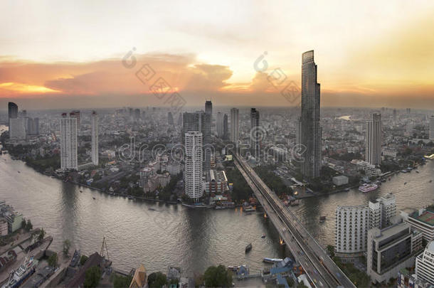 曼谷天际线与城市日落前
