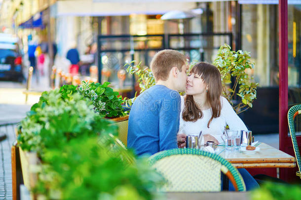 巴黎街头咖啡馆里的浪漫情侣