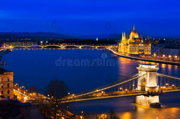 在布达佩斯的蓝色小时与西<strong>辰</strong>一链桥，匈牙利