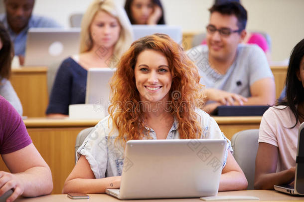 女大学生在讲座中使用笔记本电脑