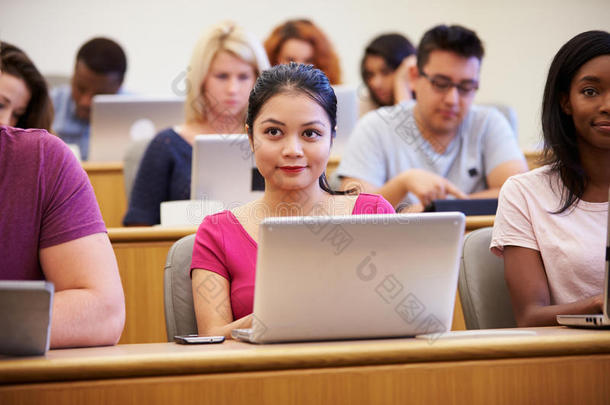 女大学生在讲座中使用笔记本电脑