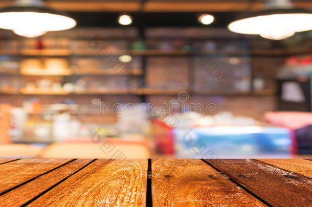空木桌和咖啡店模糊背景与Bokeh图像