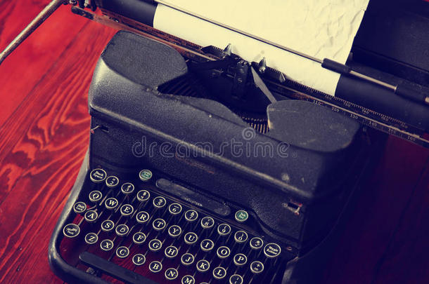 一台木制桌子上的古董打字机，上面有复古的色调