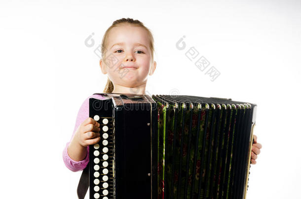 可爱的小女孩吹口琴，音乐教育理念