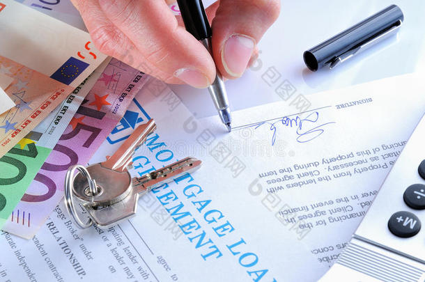客户签署抵押贷款协议后视图