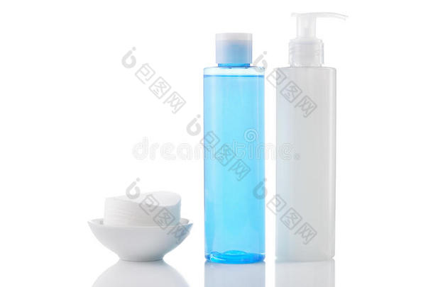 洗脸清洗凝胶，<strong>爽肤水</strong>和棉洗涤垫隔离