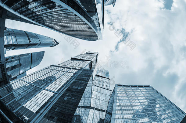 玻璃和金属的未来主义现代摩天大楼