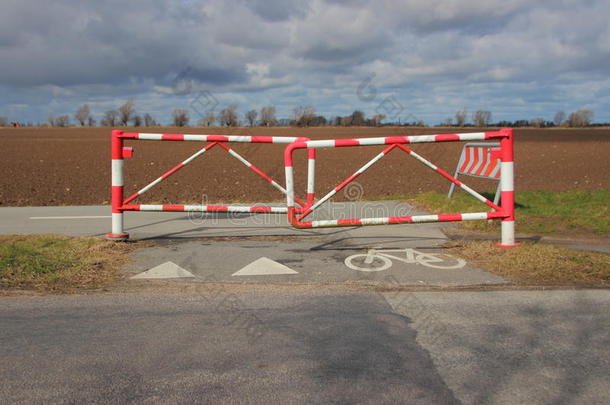 农村道路上的条纹自行车安全屏障和自行车标志