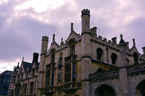 剑桥<strong>大学建筑</strong>屋顶和窗户在黄昏，英国