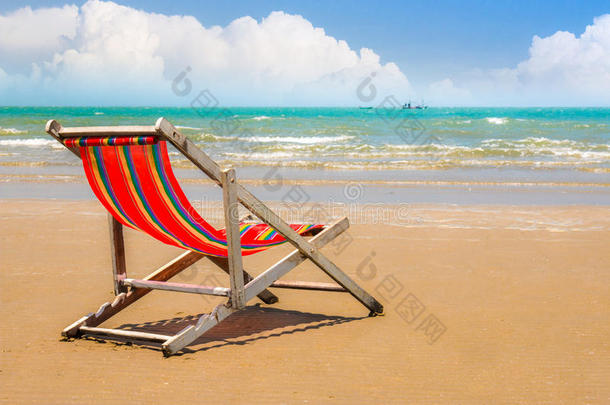 海滩上<strong>的</strong>沙滩椅子，<strong>湛蓝的天空</strong>。