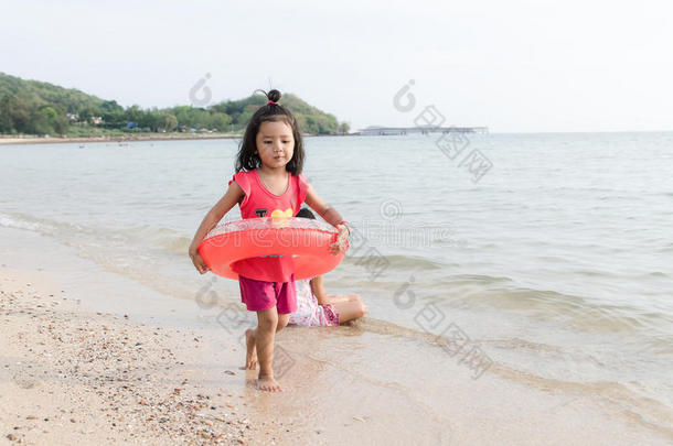 亚洲孩子泰国女孩在海滩上玩暑假