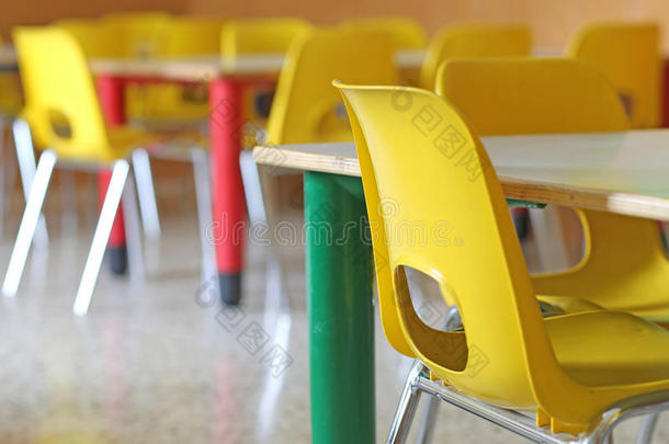 幼儿园里有椅子和桌子的教室