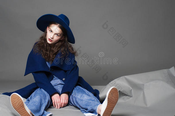 时尚模特女装外套和帽子城市风格的姿势