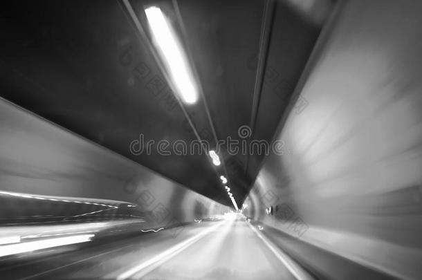汽车在隧道-慢速快门速度