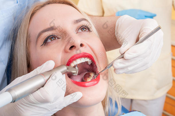 完美牙齿的牙科钻孔程序