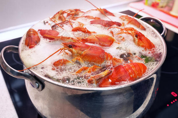 新鲜小龙虾是用水在锅里煮的。