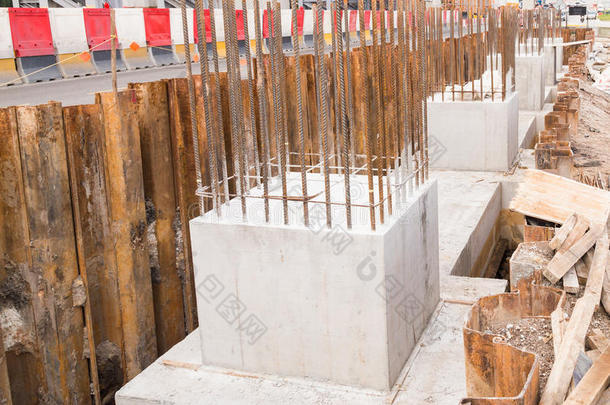 施工现场正在施工的基础、支柱和梁