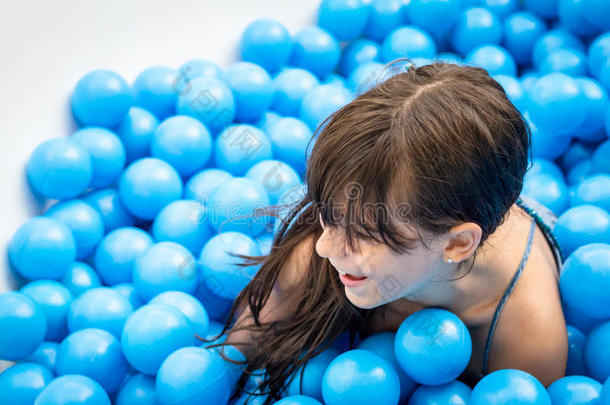 女孩玩蓝球玩得很开心