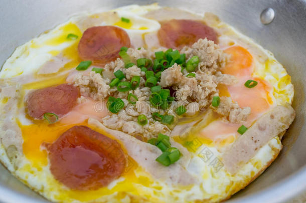 鸡蛋在锅上早餐泰国当地的食物风格