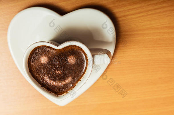 咖啡在心形杯与微笑脸标志