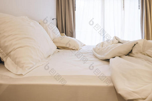 床单枕头和毯子在卧室里弄乱了