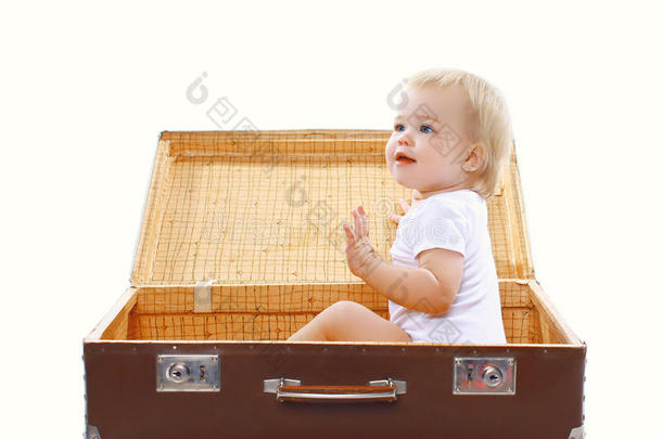 有趣的孩子坐在旅行箱里玩得很开心