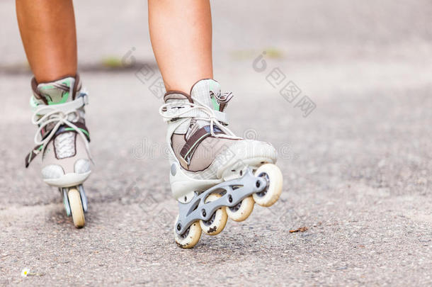 享受<strong>轮滑轮滑</strong>在内联溜冰鞋。