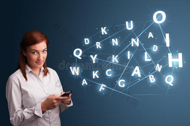 一位年轻女子在智能<strong>手机</strong>上打字，<strong>高科技</strong>的3d字母会出现