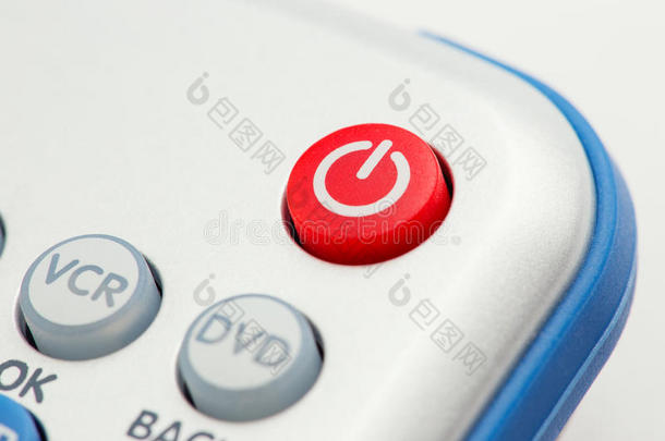 遥控器上红色电源按钮的特写图像