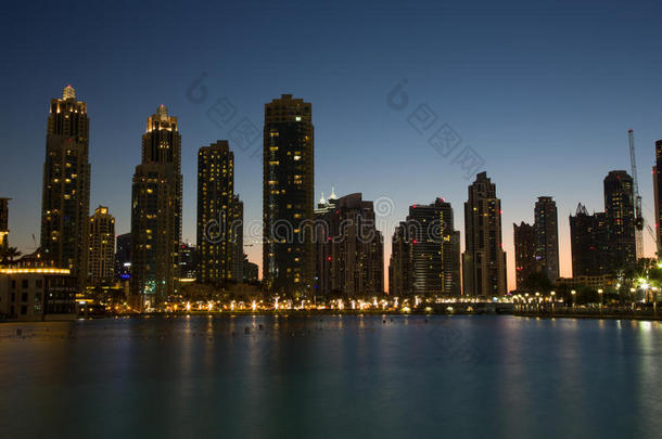 迪拜购物中心夜晚的建筑物池灯