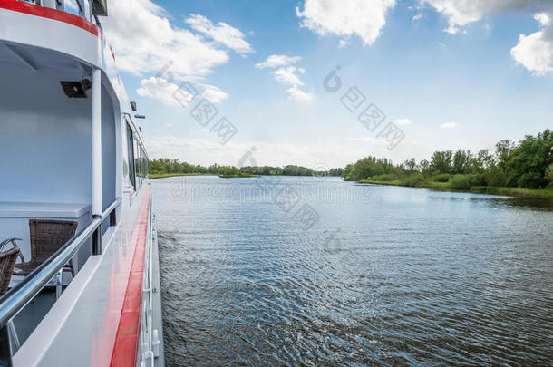 在荷兰自然保护区的旅游船上乘船旅行