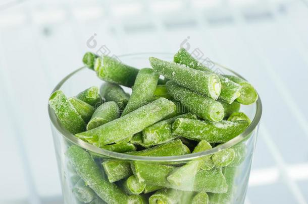 冷冻绿豆在冰箱里的玻璃杯里