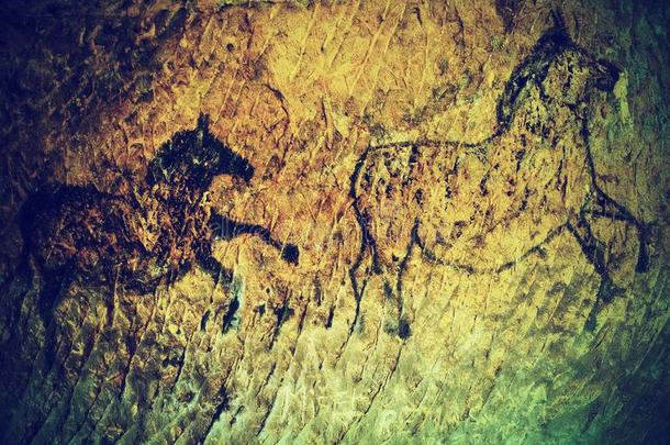 抽象<strong>儿童艺术</strong>在砂岩洞穴。 砂岩墙上人类狩猎的黑色碳漆，史前图片的副本。