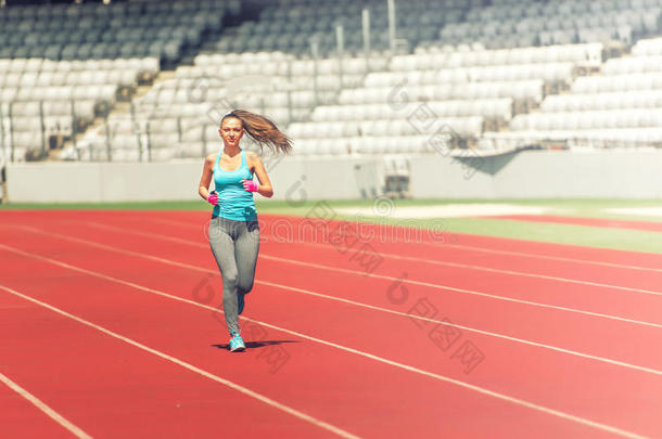健身运动员在职业轨道上跑步，准备马拉松、比赛或奥运会