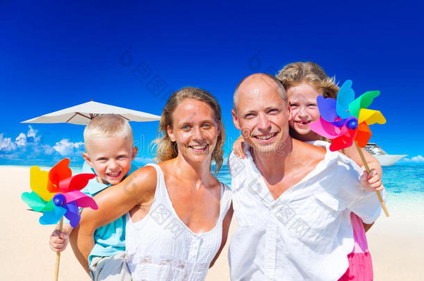 家庭度假海滩幸福旅游暑期理念
