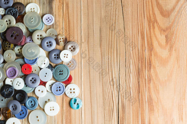 木板上的彩色纽扣，五颜六色的纽扣，旧木头上的